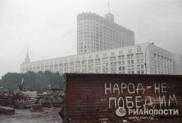 Tanques y barricadas en las calles de Moscu el 19 de agosto de 1991 - Sputnik Mundo