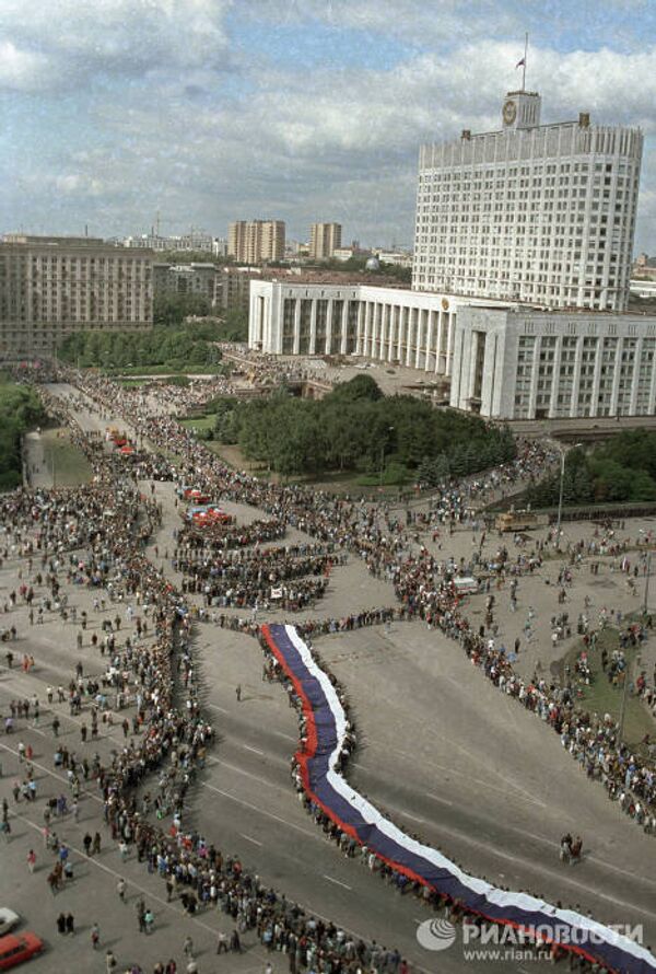 Tanques y barricadas en las calles de Moscu el 19 de agosto de 1991 - Sputnik Mundo