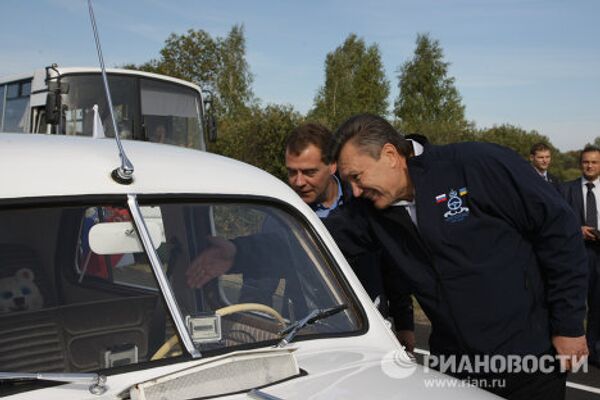 Medvédev y Yanukóvich encabezan la carrera de autos San Petersburgo – Kiev - Sputnik Mundo