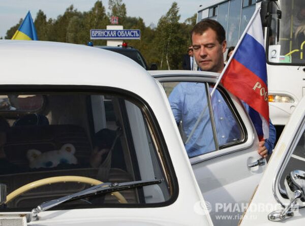 Medvédev y Yanukóvich encabezan la carrera de autos San Petersburgo – Kiev - Sputnik Mundo