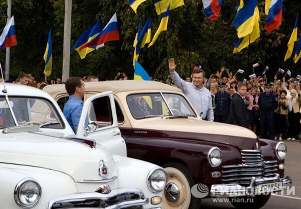 Medvédev y Yanukóvich encabezan la carrera de autos San Petersburgo – Kiev - Sputnik Mundo