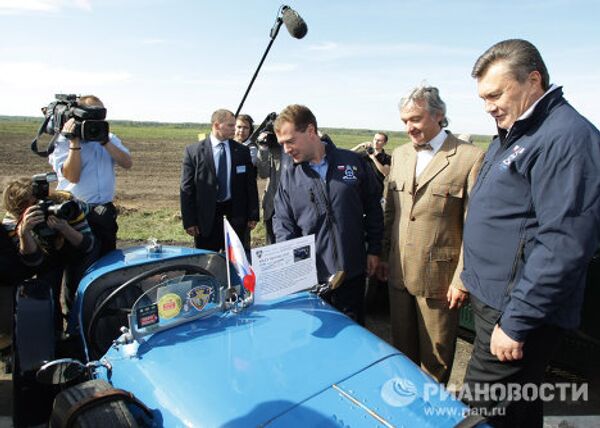 Medvédev y Yanukóvich encabezan la carrera de autos San Petersburgo – Kiev - Sputnik Mundo