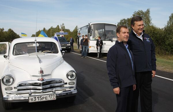 Medvédev y Yanukóvich encabezan la carrera de autos San Petersburgo – Kiev - Sputnik Mundo