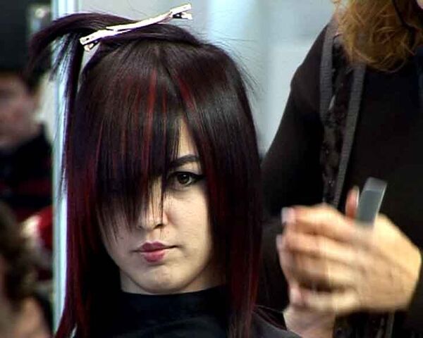 Модницы отрастят волосы, а потом постригутся под панка  - Sputnik Mundo