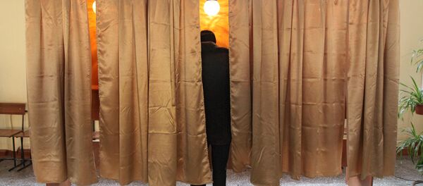 Una persona votando - Sputnik Mundo