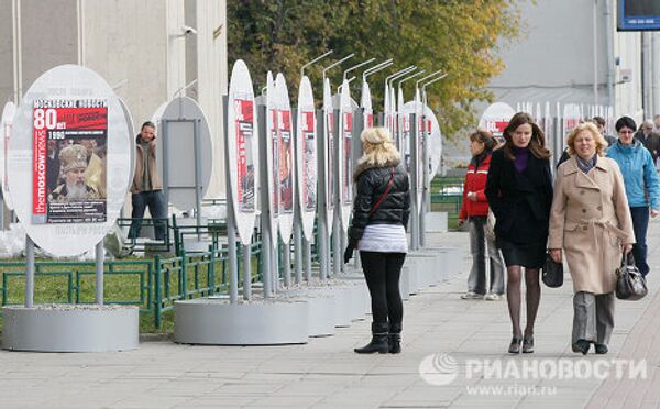 Exposición al aire libre con el motivo del 80 aniversario de The Moscow News - Sputnik Mundo