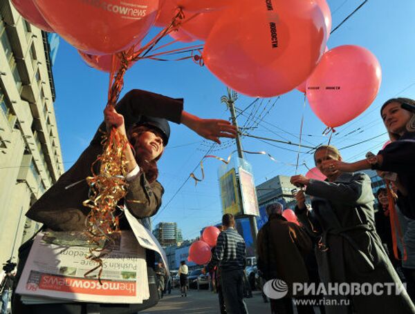 Exposición al aire libre con el motivo del 80 aniversario de The Moscow News - Sputnik Mundo