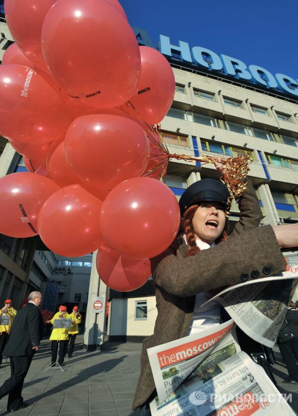 Exposición al aire libre con el motivo del 80 aniversario de The Moscow News - Sputnik Mundo