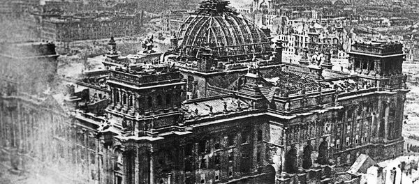 Bandera de la Unión Soviética sobre el Reichstag - Sputnik Mundo