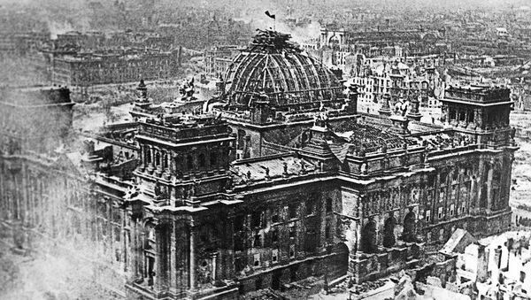 Bandera de la Unión Soviética sobre el Reichstag - Sputnik Mundo