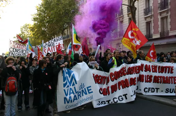 La reforma que estipula aumentar la edad de jubilación de 60 a 62 años, provocó airadas protestas en toda la población. - Sputnik Mundo