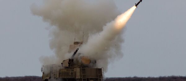 El sistema antiaéreo ruso Pantsir-S lanzando un misil durante unas maniobras El sistema antiaéreo ruso Pantsir-S lanzando un misil durante unas maniobras - Sputnik Mundo