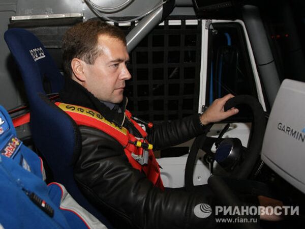 Dmitri Medvédev al volante de un Kamaz de carreras - Sputnik Mundo