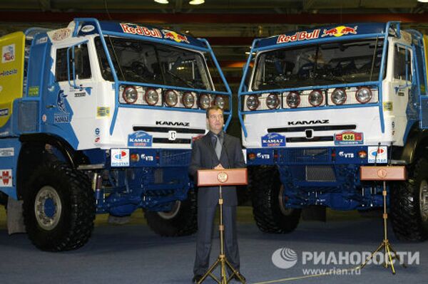 Dmitri Medvédev al volante de un Kamaz de carreras - Sputnik Mundo