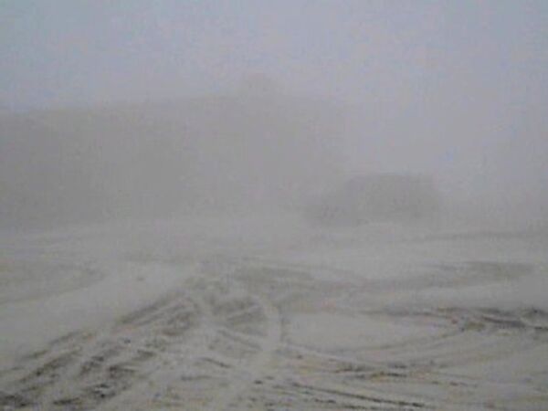 Cenizas volcánicas cubren las calles de una aldea en Kamchatka - Sputnik Mundo