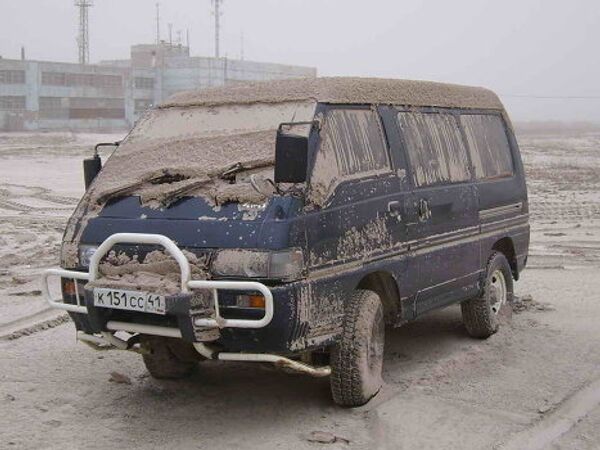 Cenizas volcánicas cubren las calles de una aldea en Kamchatka - Sputnik Mundo