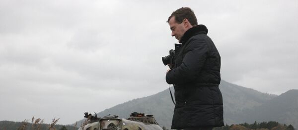 Dmitri Medvédev durante su visita a la isla de Kunashir en el 2010 - Sputnik Mundo