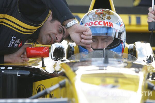 Putin al volante de un Fórmula 1  - Sputnik Mundo