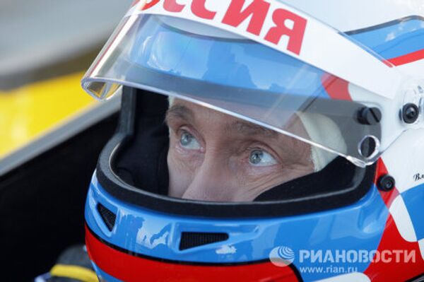 Putin al volante de un Fórmula 1  - Sputnik Mundo