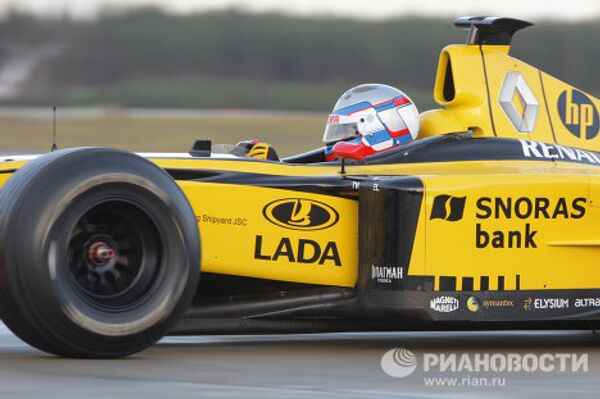 Putin al volante de un Fórmula 1  - Sputnik Mundo