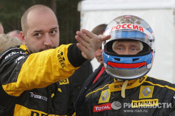 Putin al volante de un Fórmula 1  - Sputnik Mundo