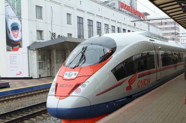 Actualmente en Rusia el Sapsan, tren de alta velocidad y el primero en el país euroasiático, presta servicio al público en la ruta Moscú – San Petersburgo, a velocidades de hasta 250 kilómetros por hora. Actualmente en Rusia el Sapsan, tren de alta velocidad y el primero en el país euroasiático, presta servicio al público en la ruta Moscú – San Petersburgo, a velocidades de hasta 250 kilómetros por hora. - Sputnik Mundo