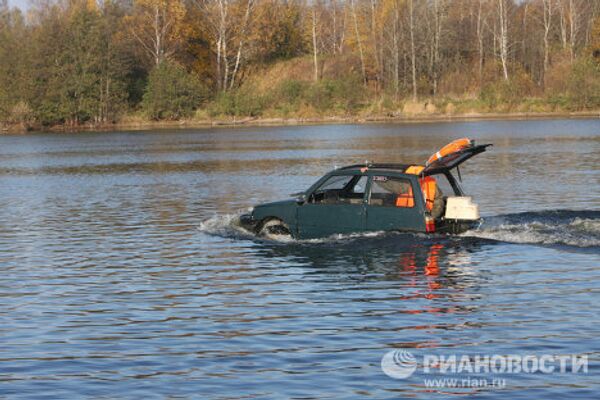 Ruso moderniza su coche en automóvil anfibio - Sputnik Mundo