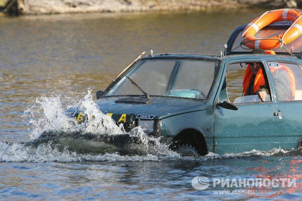 Ruso moderniza su coche en automóvil anfibio - Sputnik Mundo