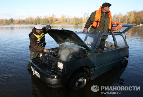 Ruso moderniza su coche en automóvil anfibio - Sputnik Mundo