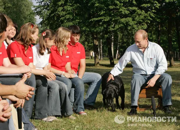Vladímir Putin y sus mascotas Vladímir Putin y sus mascotas - Sputnik Mundo