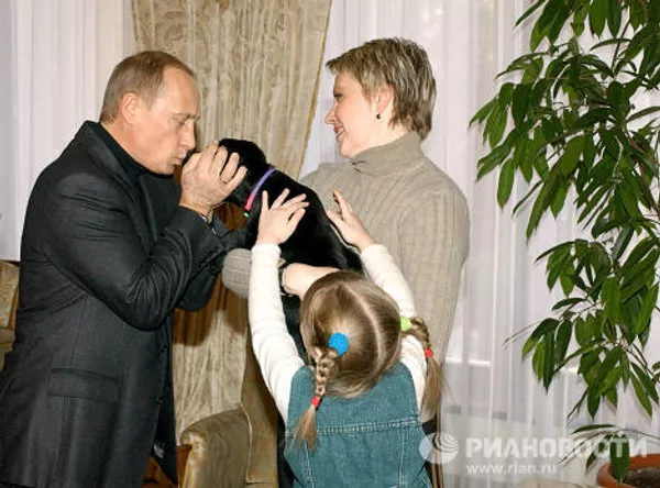 Vladímir Putin y sus mascotas Vladímir Putin y sus mascotas - Sputnik Mundo