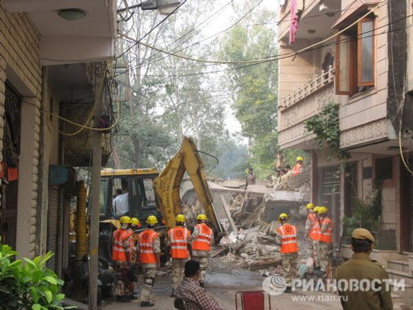 Labores de búsqueda y rescate tras derrumbe de edificio en Nueva Delhi - Sputnik Mundo