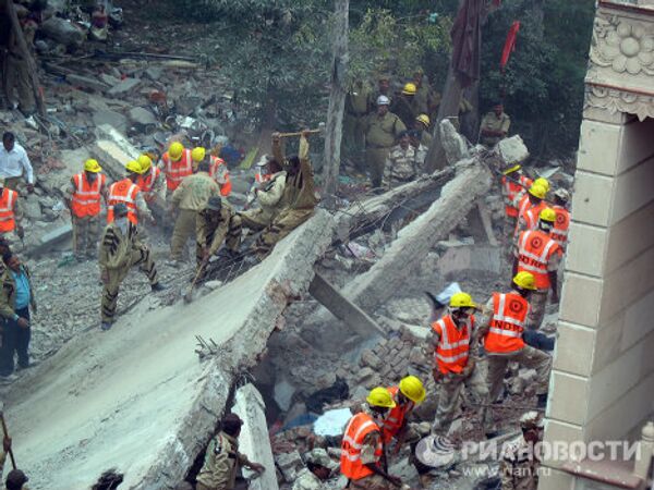 Labores de búsqueda y rescate tras derrumbe de edificio en Nueva Delhi - Sputnik Mundo