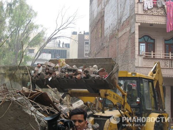 Labores de búsqueda y rescate tras derrumbe de edificio en Nueva Delhi - Sputnik Mundo