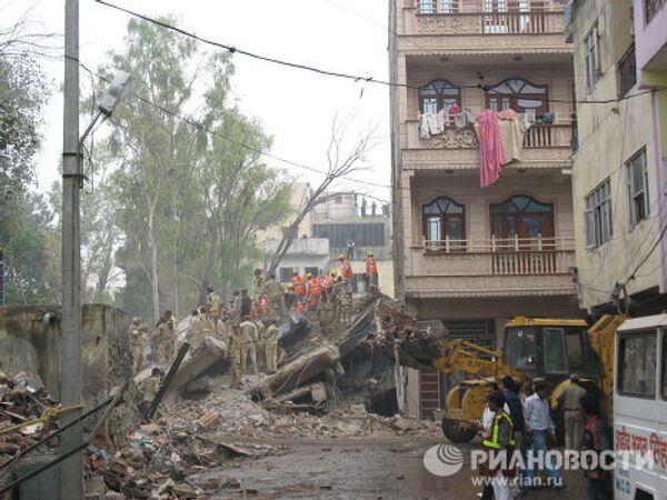 Labores de búsqueda y rescate tras derrumbe de edificio en Nueva Delhi - Sputnik Mundo