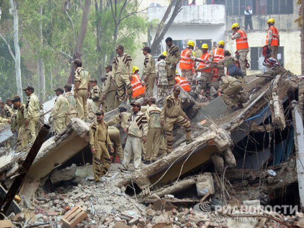 Labores de búsqueda y rescate tras derrumbe de edificio en Nueva Delhi - Sputnik Mundo