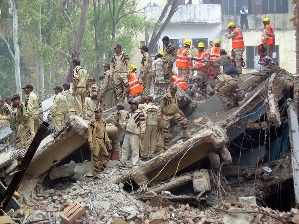 Labores de búsqueda y rescate tras derrumbe de edificio en Nueva Delhi - Sputnik Mundo