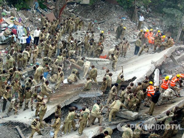 Labores de búsqueda y rescate tras derrumbe de edificio en Nueva Delhi - Sputnik Mundo