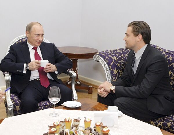 Vladímir Putin y Leonardo DiCaprio se reúnen en San Petersburgo - Sputnik Mundo