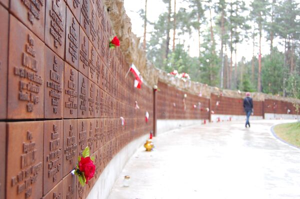 Tribunal de Estrasburgo dice que Rusia fue poco humana con familiares de víctimas de Katyn - Sputnik Mundo