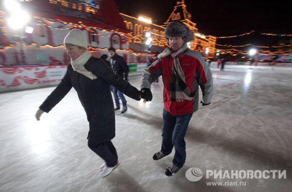 El invierno moscovita: inauguran pista de patinaje de la Plaza Roja - Sputnik Mundo