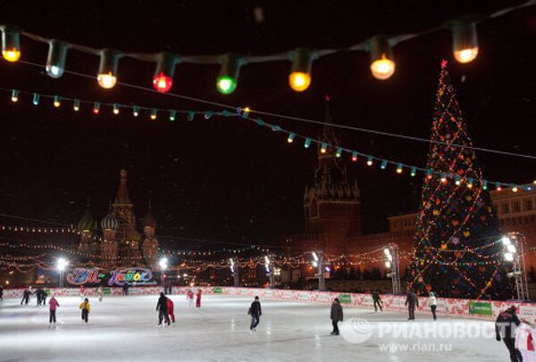 El invierno moscovita: inauguran pista de patinaje de la Plaza Roja - Sputnik Mundo