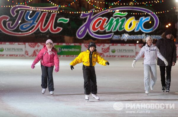 El invierno moscovita: inauguran pista de patinaje de la Plaza Roja - Sputnik Mundo