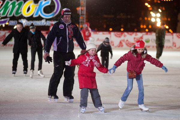 El invierno moscovita: inauguran pista de patinaje de la Plaza Roja - Sputnik Mundo