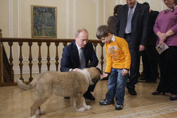 Putin recibe al chico que inventó nombre a su nuevo perro - Sputnik Mundo