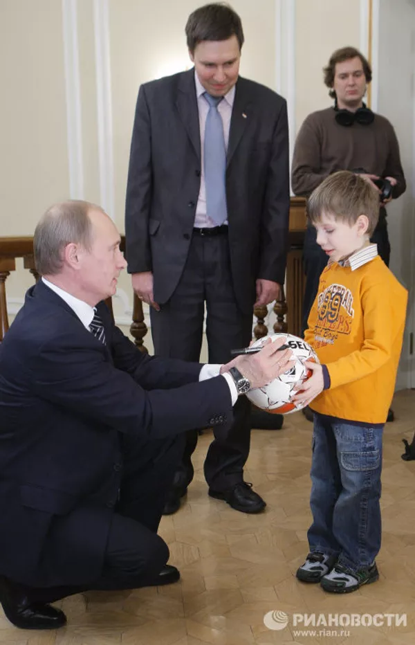Putin recibe al chico que inventó nombre a su nuevo perro Putin recibe al chico que inventó nombre a su nuevo perro - Sputnik Mundo