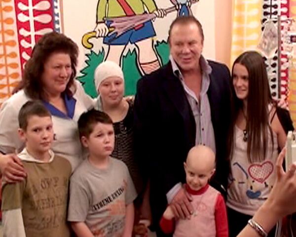 Mickey Rourke entrega regalos a niños enfermos de cáncer en Rusia - Sputnik Mundo
