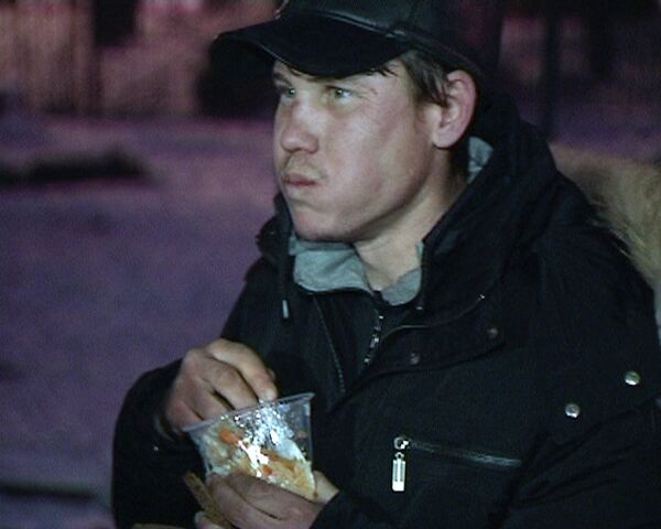 La doctora Liza reparte a decenas de personas sin hogar arroz con  carne y bocadillos - Sputnik Mundo