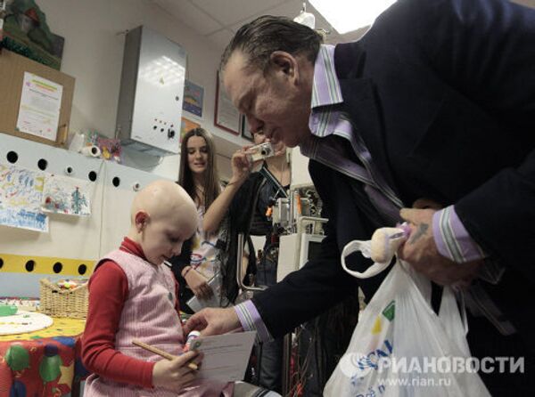 Rourke y Delon visitan a pequeños pacientes de oncología en Rusia Rourke y Delon visitan a pequeños pacientes de oncología en Rusia - Sputnik Mundo