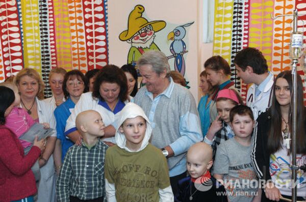 Rourke y Delon visitan a pequeños pacientes de oncología en Rusia Rourke y Delon visitan a pequeños pacientes de oncología en Rusia - Sputnik Mundo